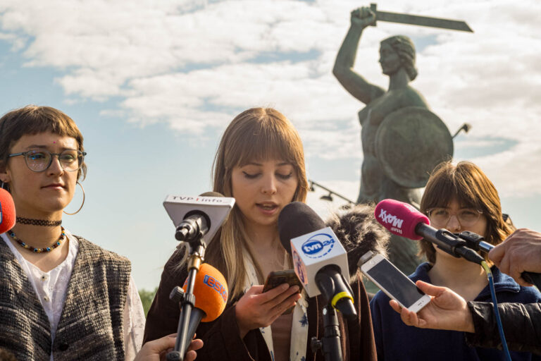 Syrenka usiadłaby z nami. Na trzy tygodnie przed rozprawą za oblanie Syrenki Ostatnie Pokolenie wzywa Adama Bodnara do wycofania aktu oskarżenia