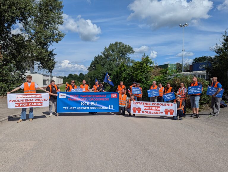Członkowie Ostatniego Pokolenia już trzeci dzień z rzędu blokują drogi z kolejarzami: Granicę dla nieudolności tego rządu stawiamy przy PKP Cargo –  ani jednego zwolnienia więcej!