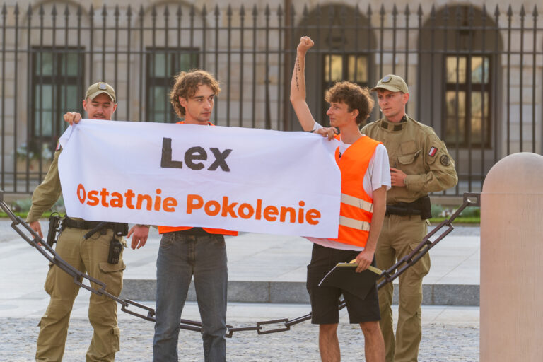 Dwóch działaczy weszło na teren Pałacu Prezydenckiego. Chcieli przykleić Lex Ostatnie Pokolenie do pomnika marszałka Józefa Poniatowskiego.