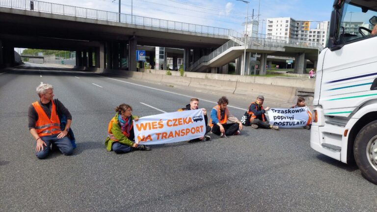 Trwa kolejny tydzień ogromnych zakłóceń, bo Rafał Trzaskowski boi się rozmowy. Ostatnie Pokolenie blokuje al. Armii Krajowej.